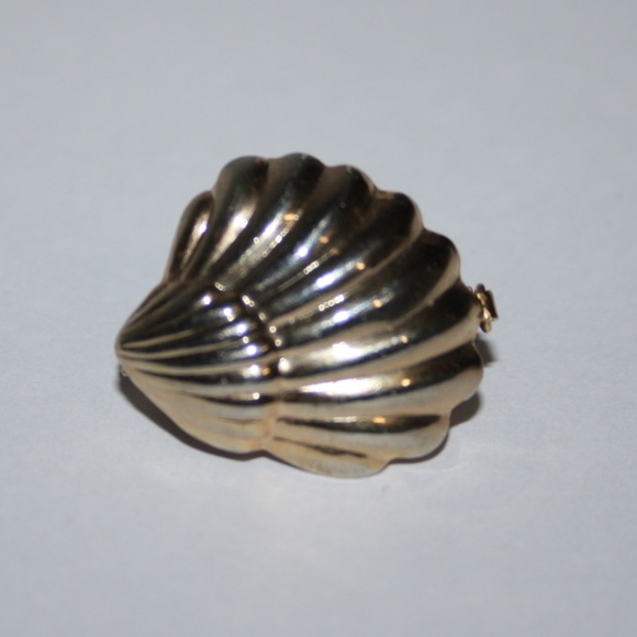 Vintage Jewelry - Vintage gold shell scarf clip